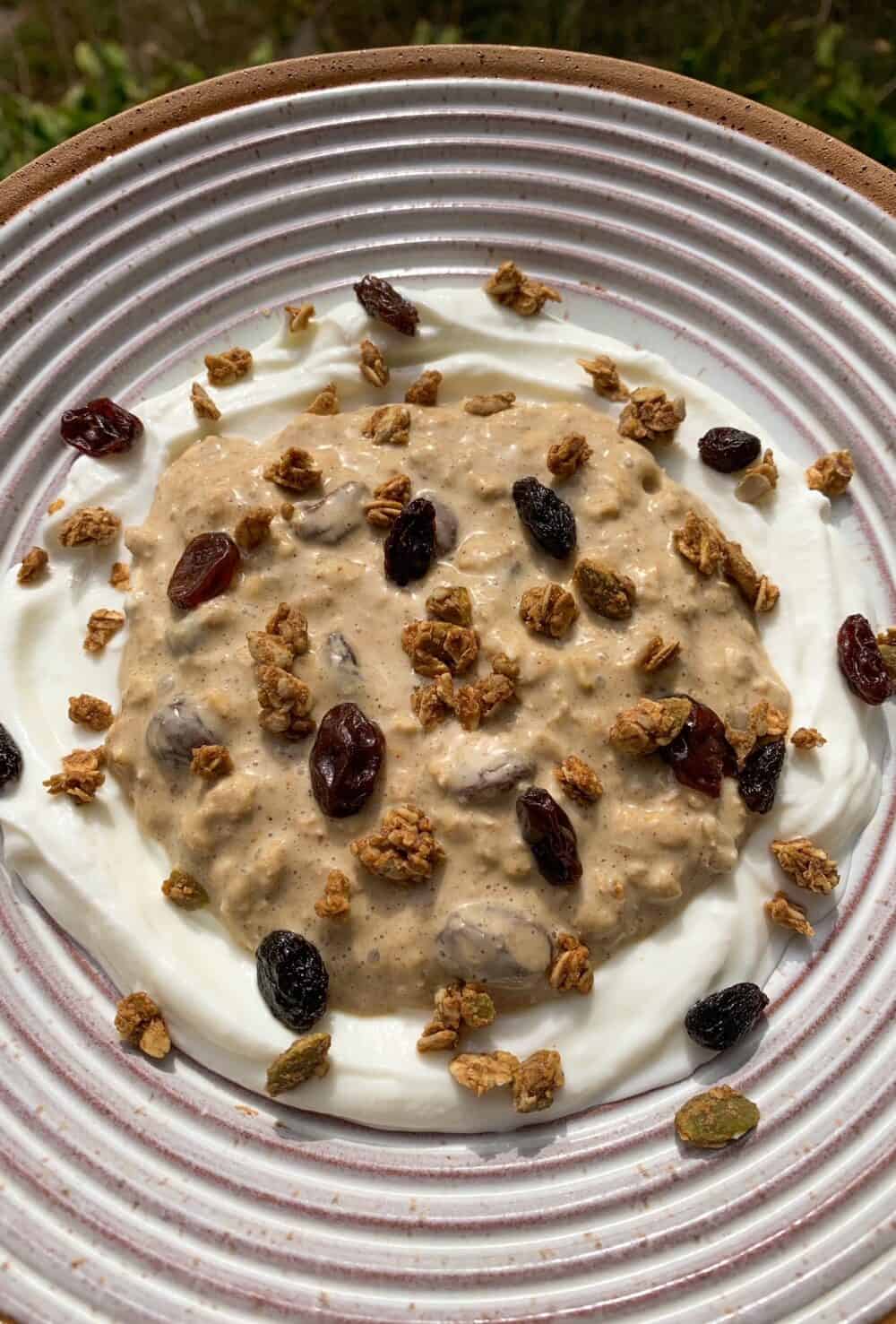 cinnamon raisin overnight oats