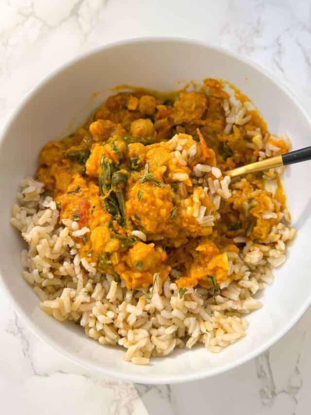 potato, spinach and chickpea curry - Feasty Travels