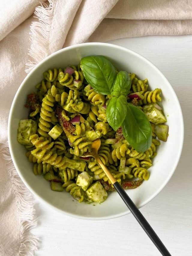 cropped-healthy-pasta-pesto-salad-with-sun-dried-tomatoes.jpg