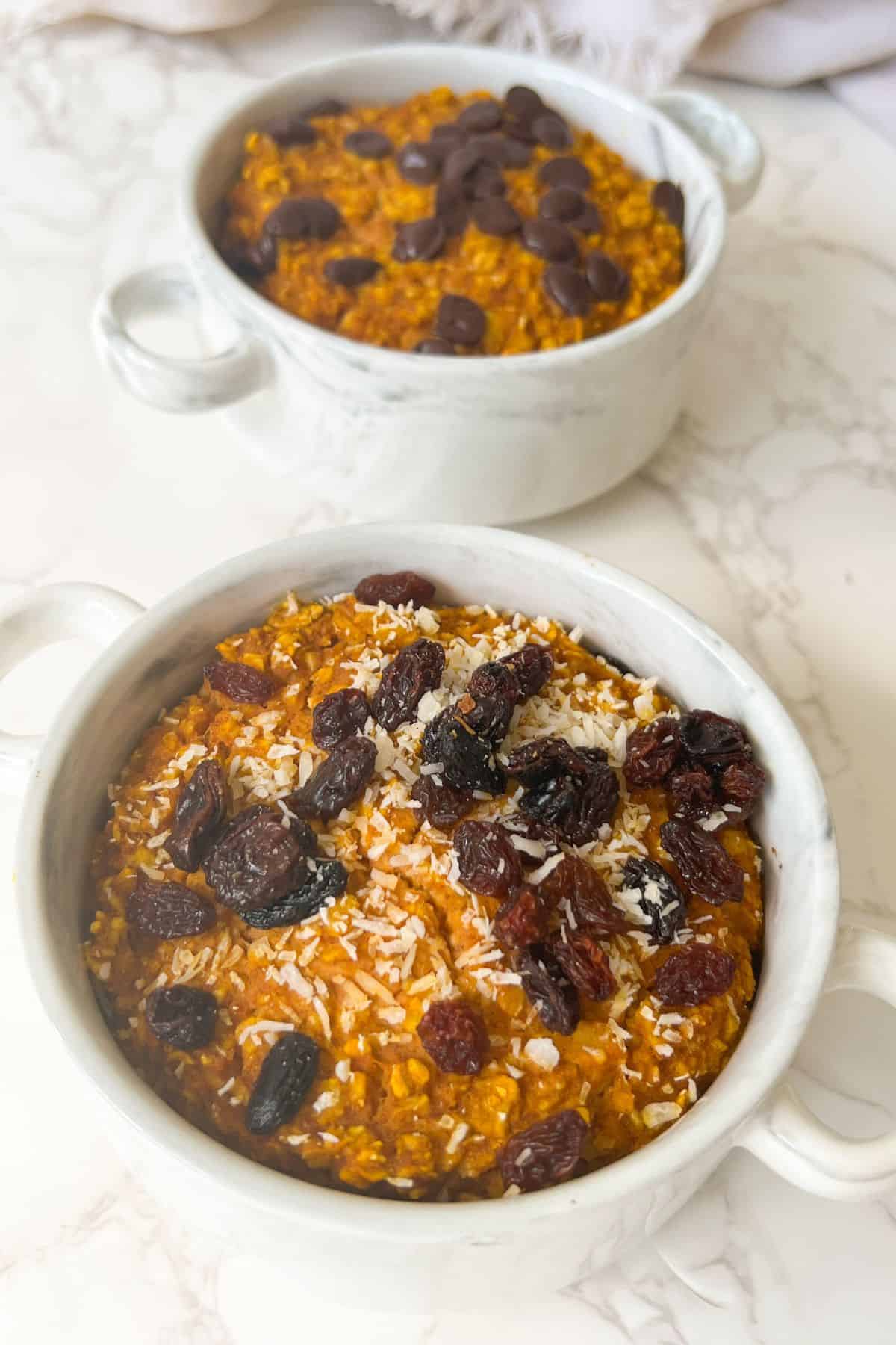 pumpkin baked oats without eggs topped with raisins and coconut shreds