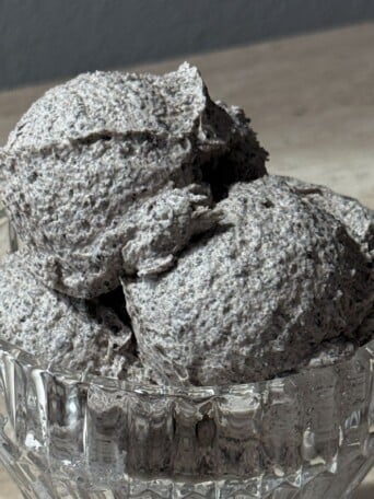 Scoops of Oreo Buttercream in a bowl.