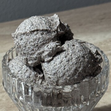 Scoops of Oreo Buttercream in a bowl.